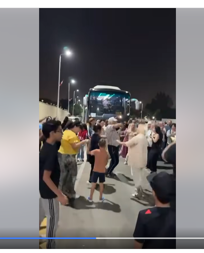 سياح يشاركون المصريين احتفالاتهم ويرقصون 