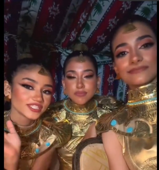 المشاركون في عروض افتتاح المتحف الكبير يخطفون الأنظار بـ زي فرعوني فاخر