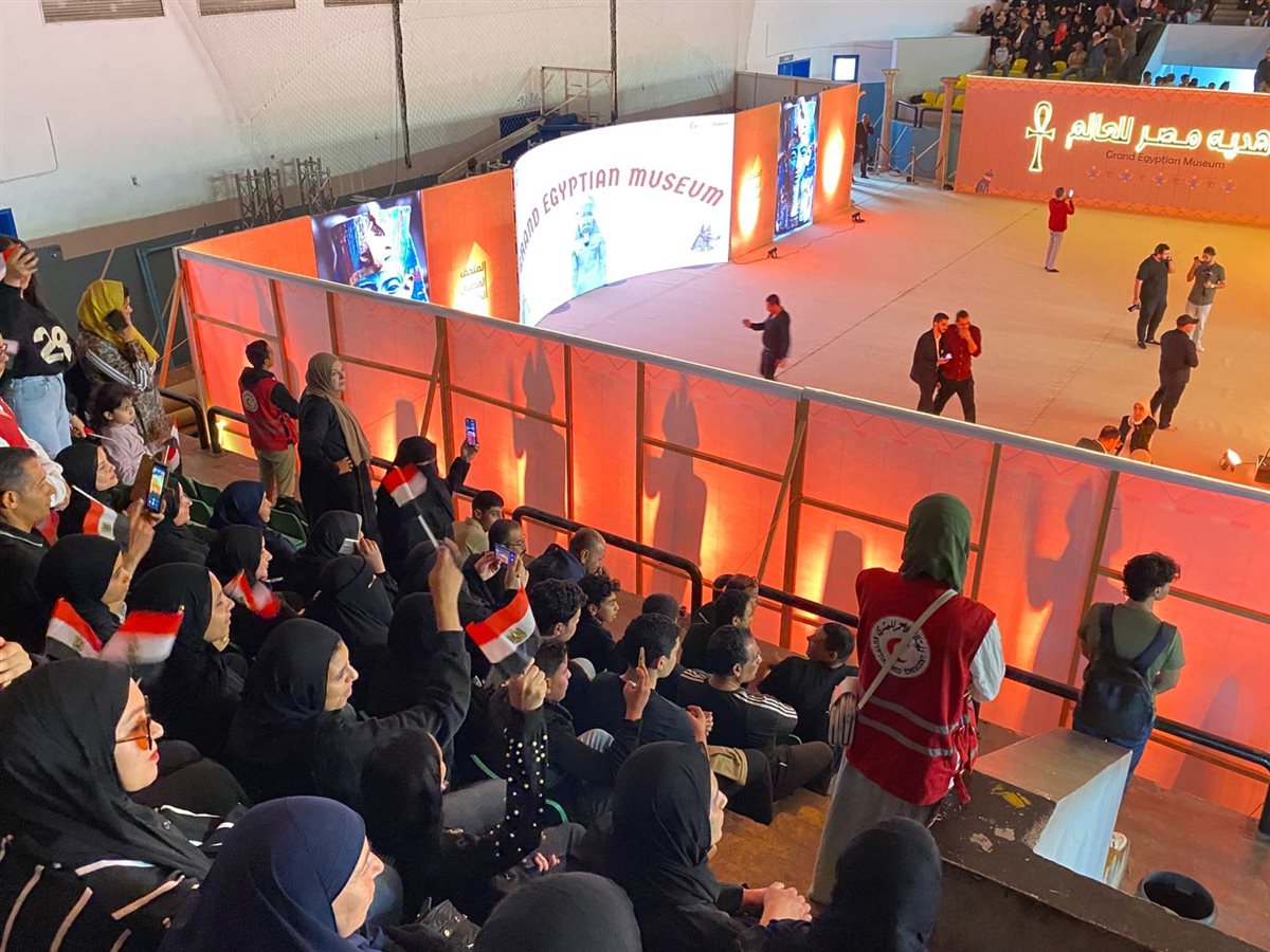 الهلال الأحمر المصري ينتشر بفرق الاستجابة للطوارئ لتأمين التجمعات الخاصة بعرض افتتاح المتحف المصري الكبير