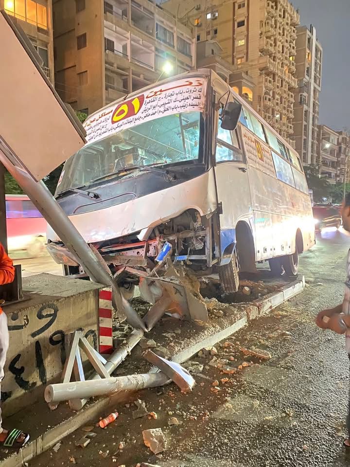 <strong>أتوبيس يصطدم بالرادار والرصيف</strong>