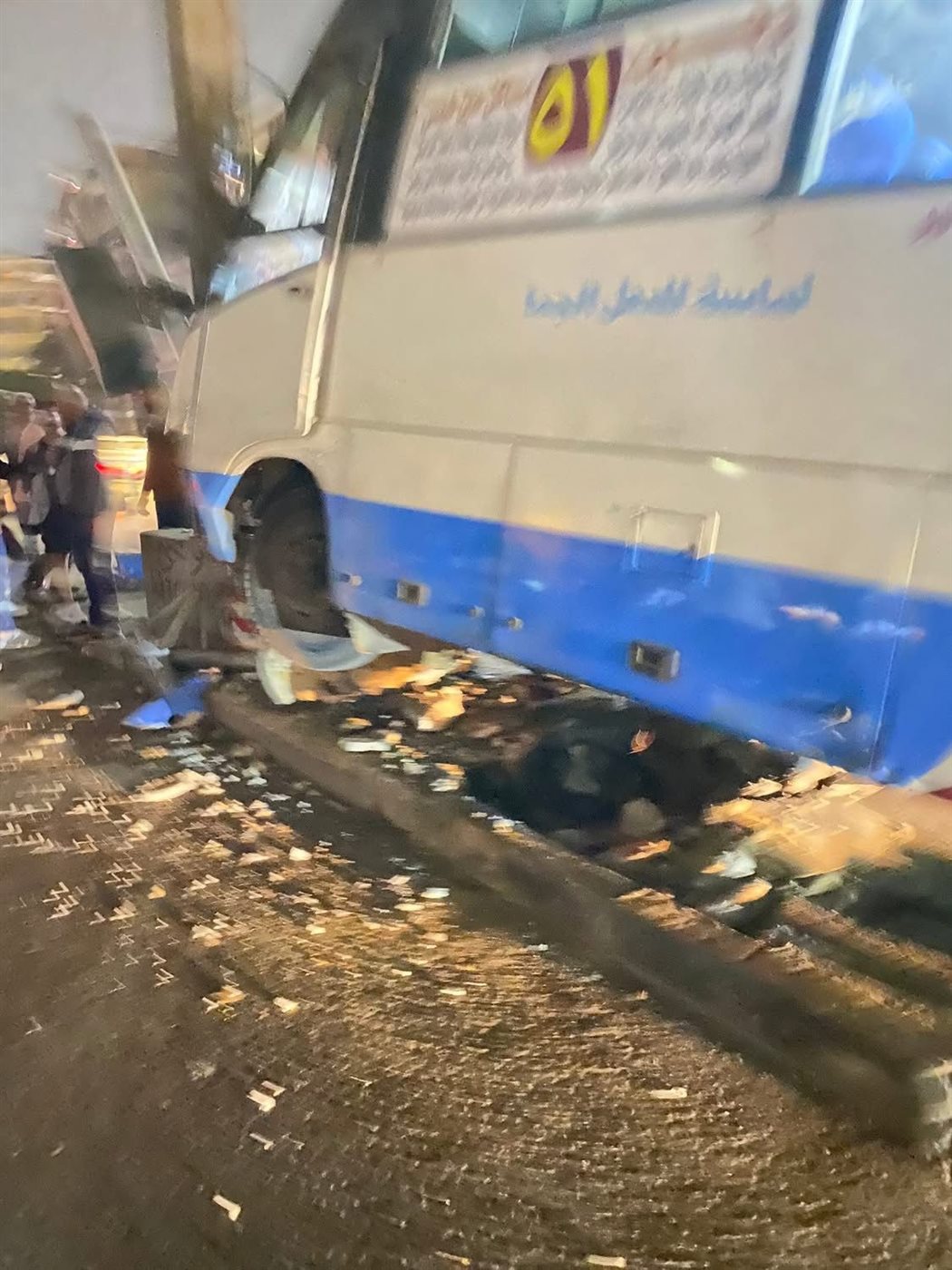 <strong>أتوبيس يصطدم بالرادار والرصيف</strong>