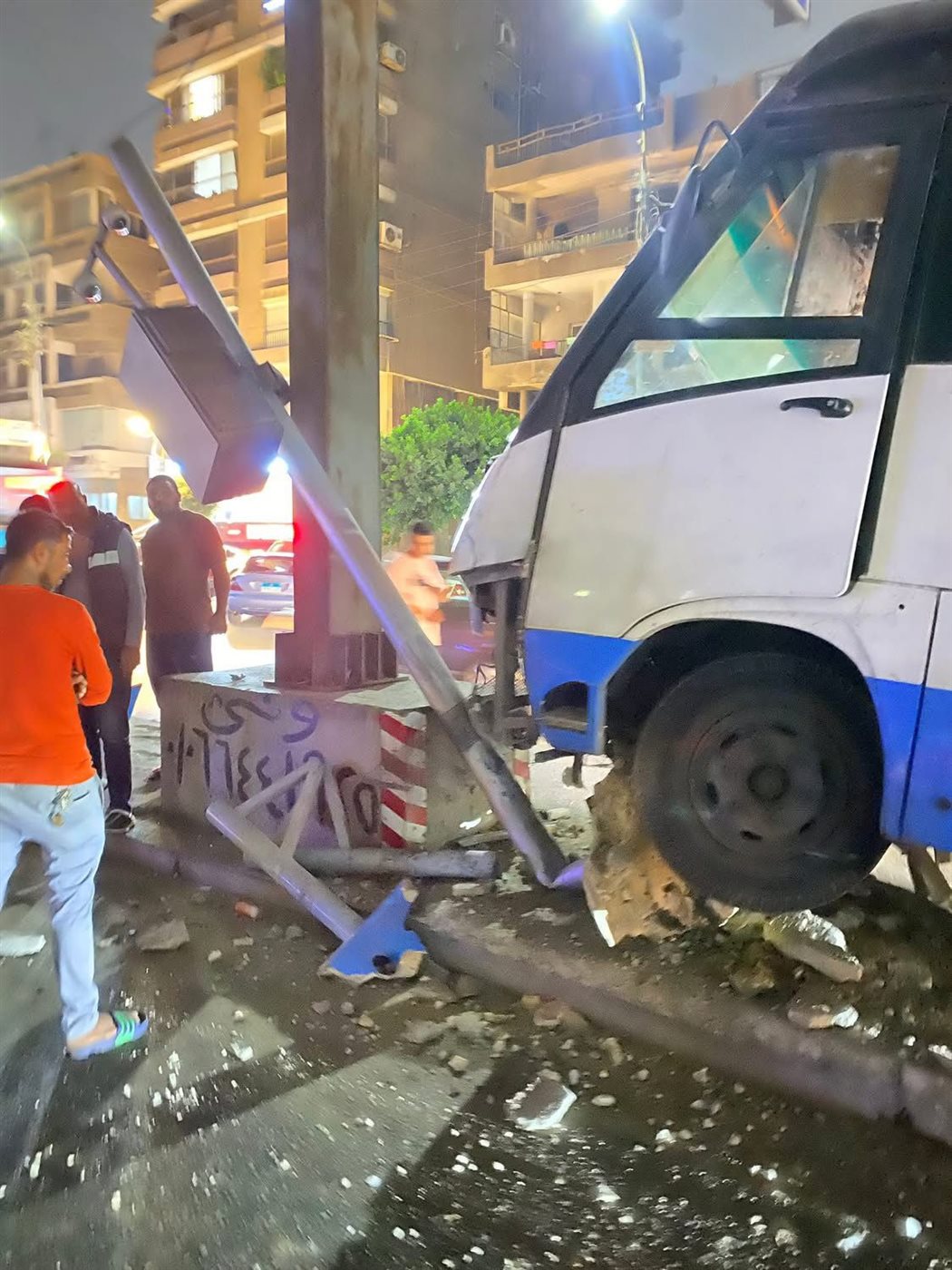<strong>أتوبيس يصطدم بالرادار والرصيف</strong>