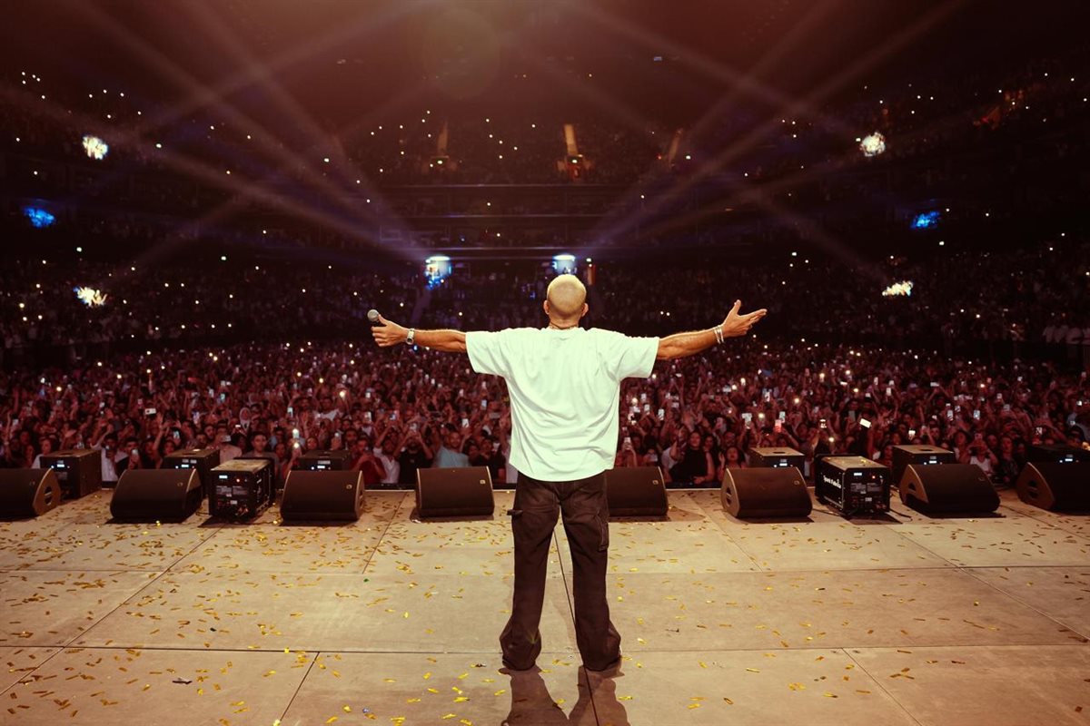 عمرو دياب يتألق في حفل أسطوري بـ دبي