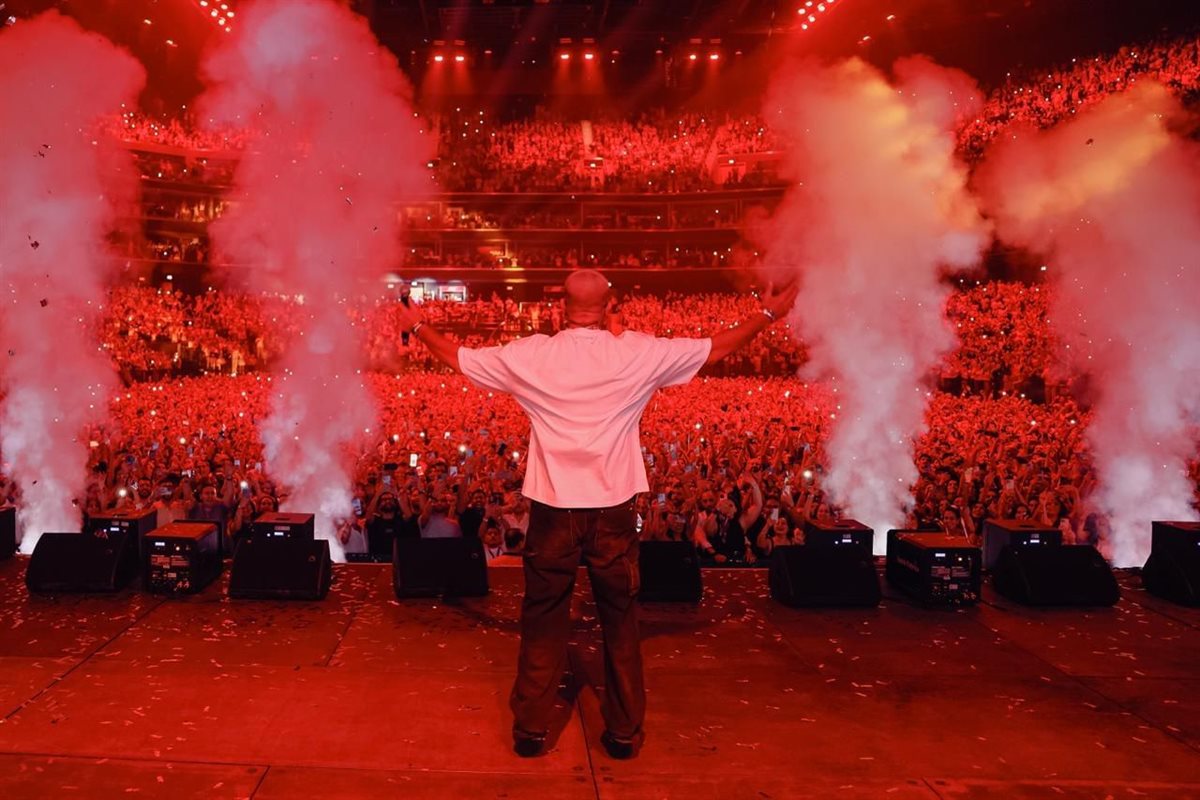 عمرو دياب يتألق في حفل أسطوري بـ دبي