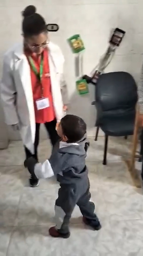 الطفل محمود المصاب بالشلل الدماغي