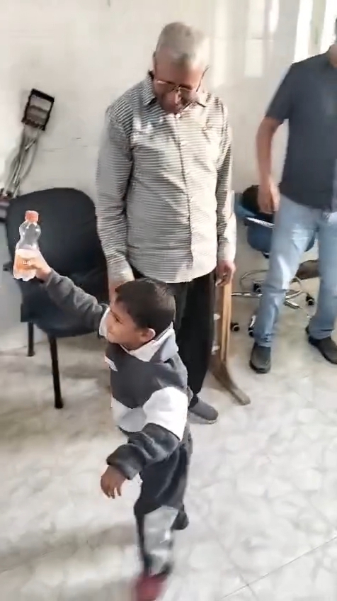 الطفل محمود المصاب بالشلل الدماغي