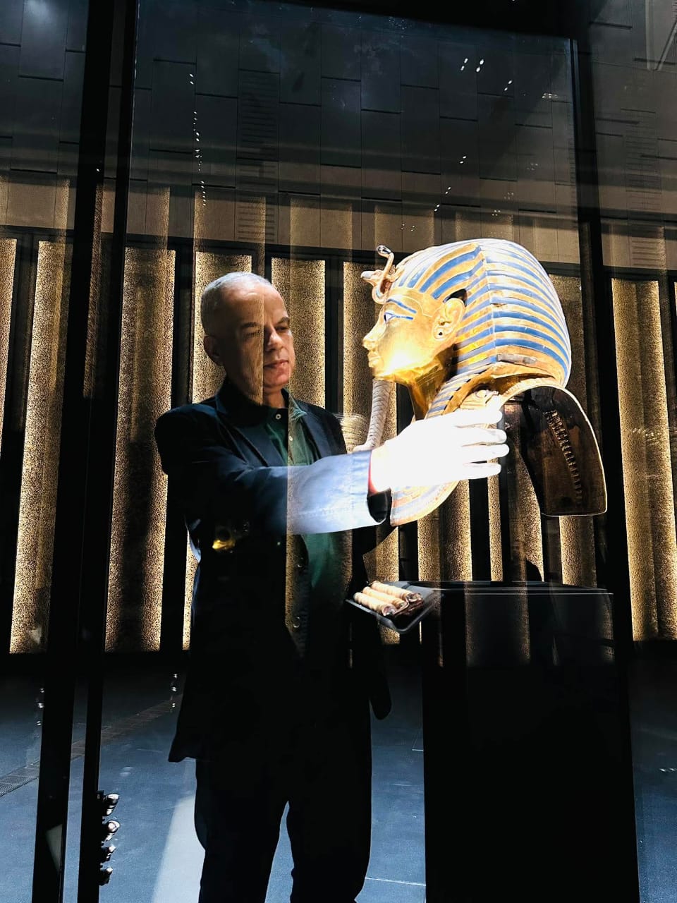 الدكتور عيسى زيدان وقناع توت عنخ آمون