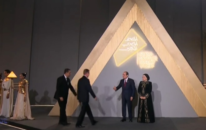 <strong>إطلالة ملكية لانتصار السيسي في افتتاح المتحف المصري الكبير تستحضر روح الفراعنة</strong>