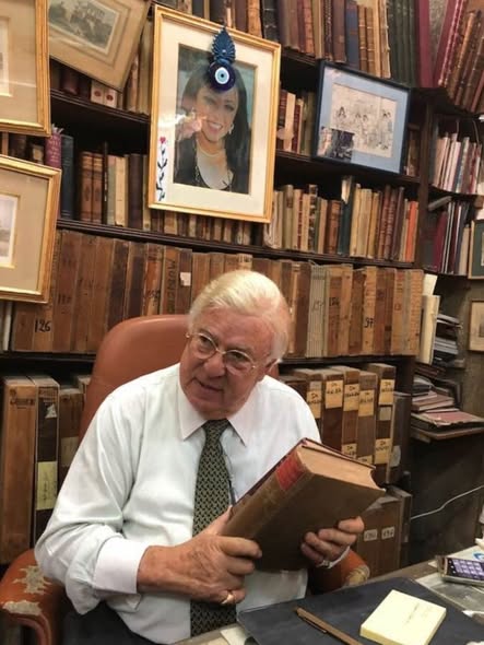 لقطات لـ الفنان الراحل حسن كامي من مكتبته الخاصة