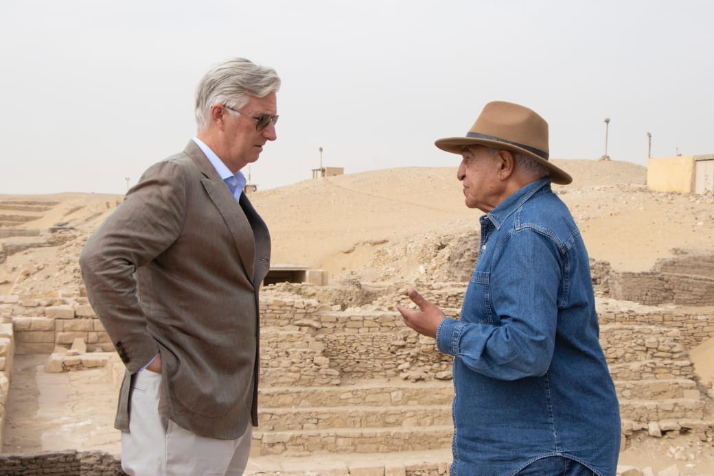 عالم الآثار زاهي حواس وملك بلجيكا 