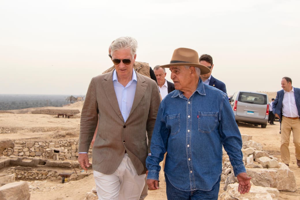 عالم الآثار زاهي حواس وملك بلجيكا 