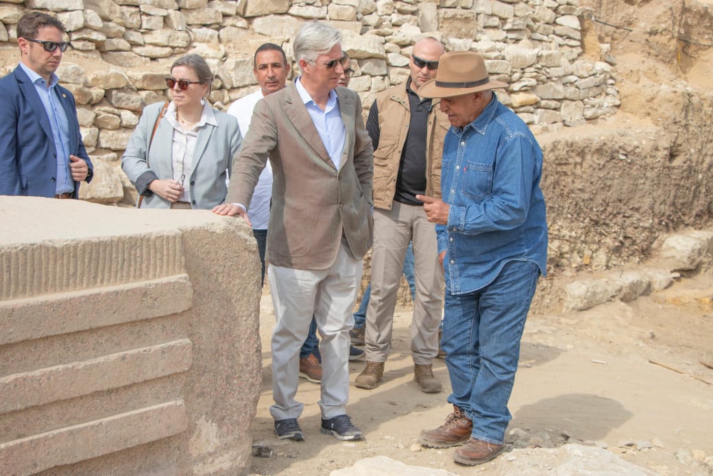 عالم الآثار زاهي حواس وملك بلجيكا 