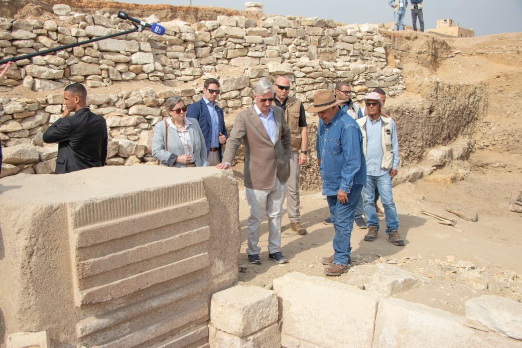 عالم الآثار زاهي حواس وملك بلجيكا 