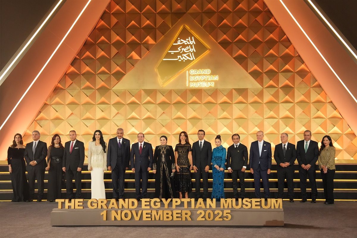 الرئيس السيسي يلتقط صورة تذكارية