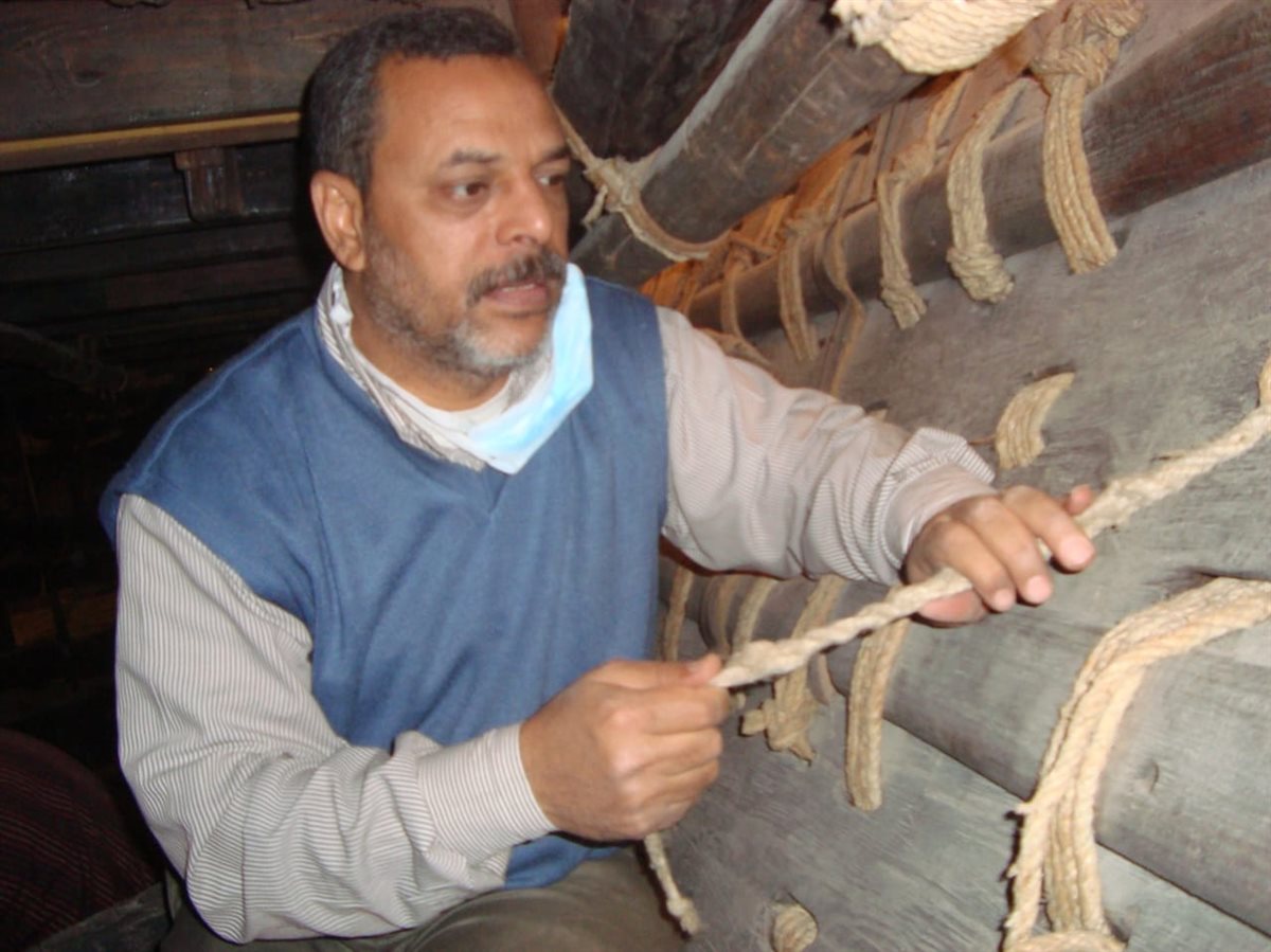 الأثري أحمد تهامي خلال مهمة ربط حبال مركب خوفو