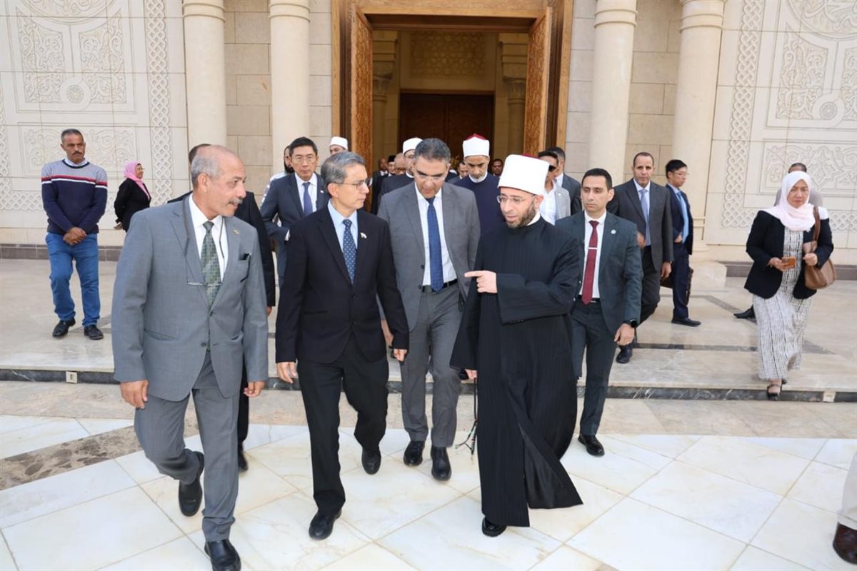 وزير الأوقاف والوزير المكلف بالشئون الإسلامية بسنغافورة