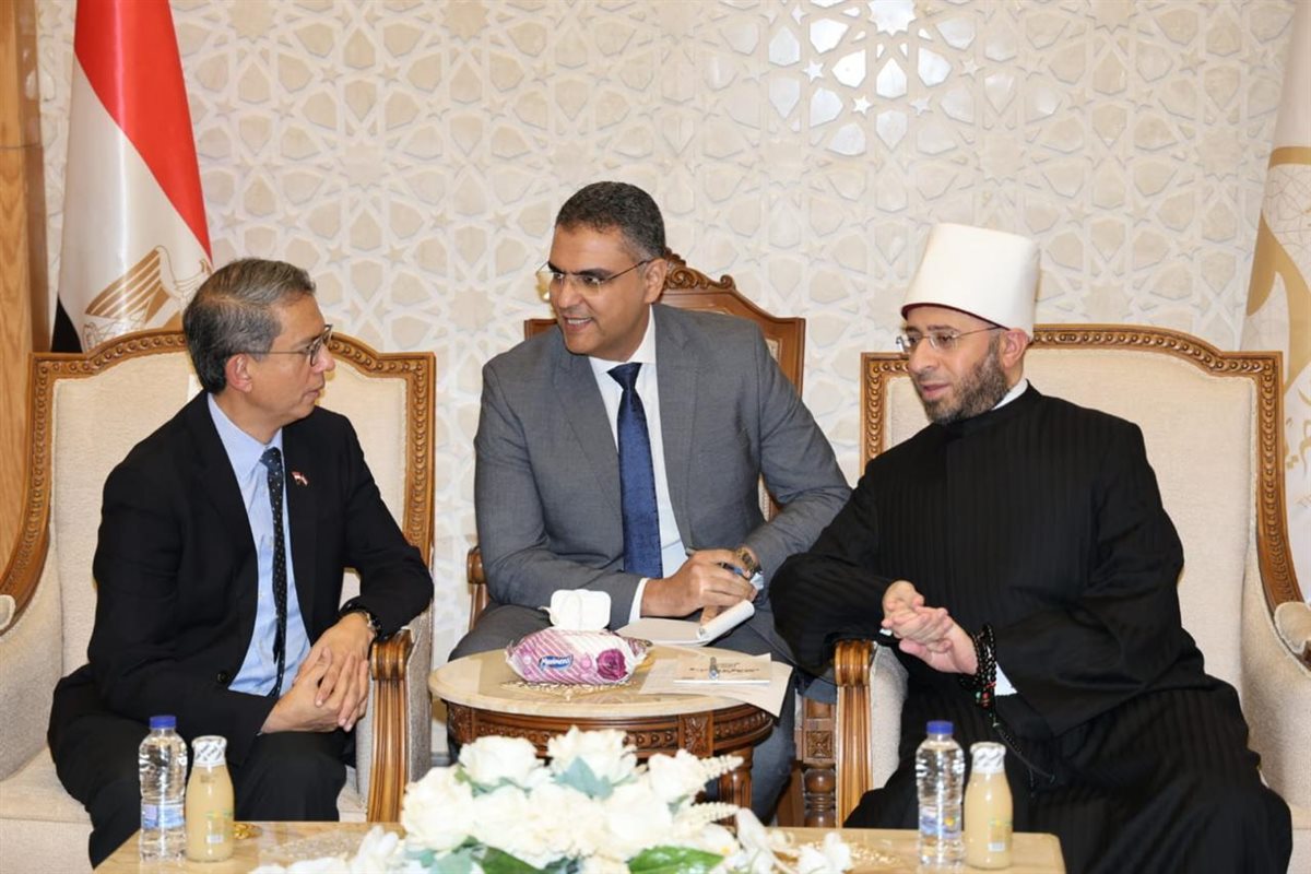 وزير الأوقاف والوزير المكلف بالشئون الإسلامية بسنغافورة