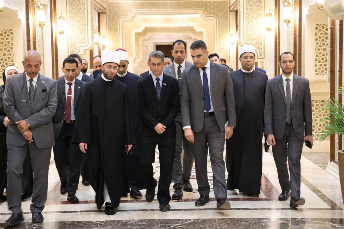 وزير الأوقاف والوزير المكلف بالشئون الإسلامية بسنغافورة