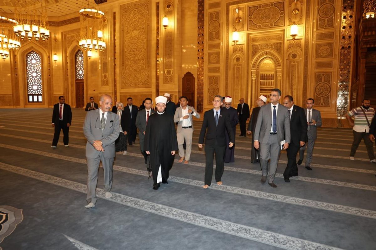 وزير الأوقاف والوزير المكلف بالشئون الإسلامية بسنغافورة