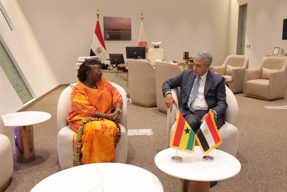 وزير الآثار يبحث مع نظيرته الغانية تعزيز التعاون في مجال السياحة