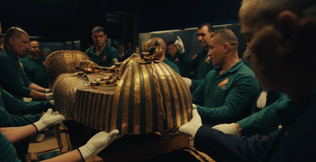 لقطات من نقل تابوت توت عنخ آمون إلى المتحف المصري الكبير وسط تأمين مشدد