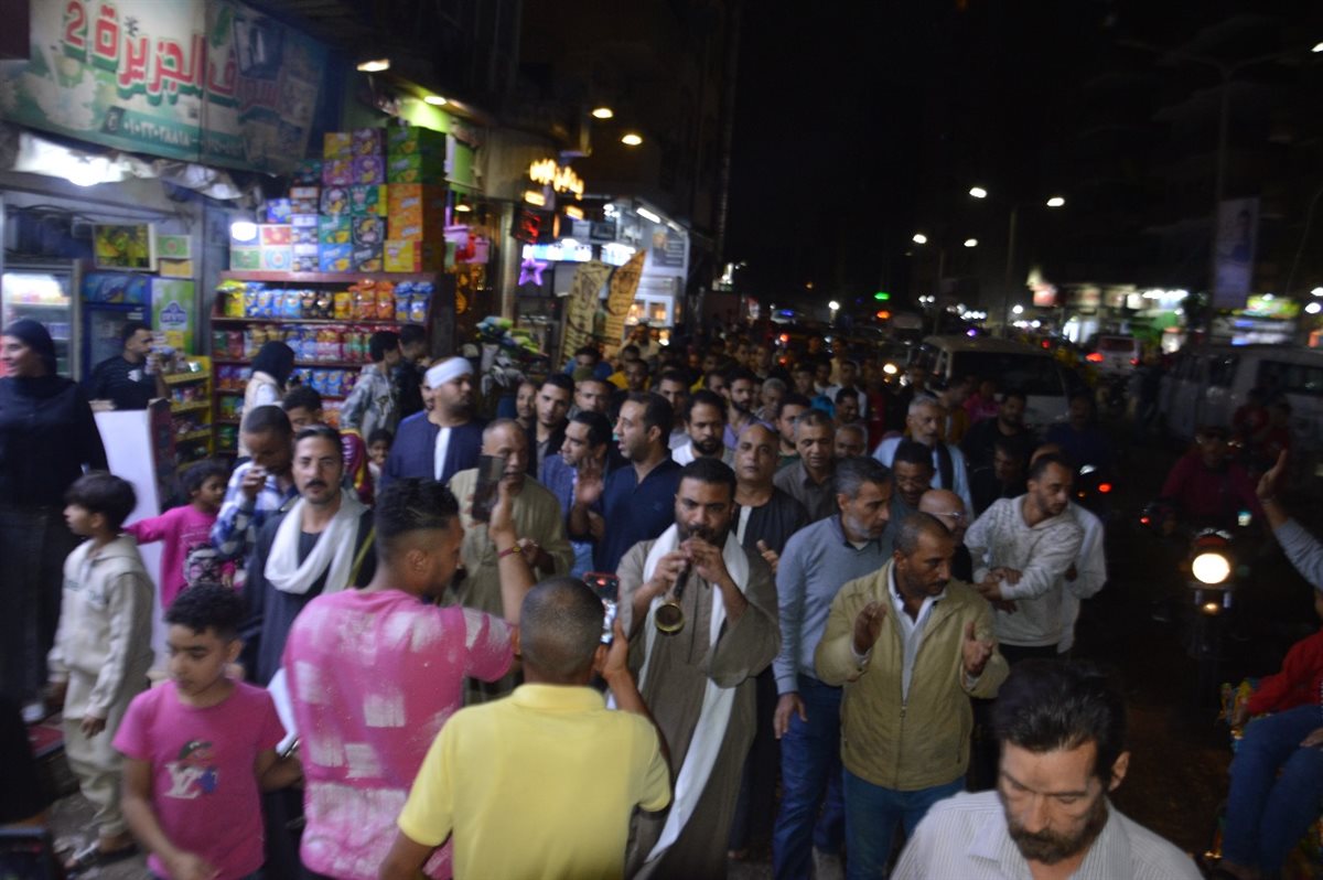 <strong>أهالي المنيب يستقبلون أحمد مرتضى منصور خلال جولته الانتخابية</strong>