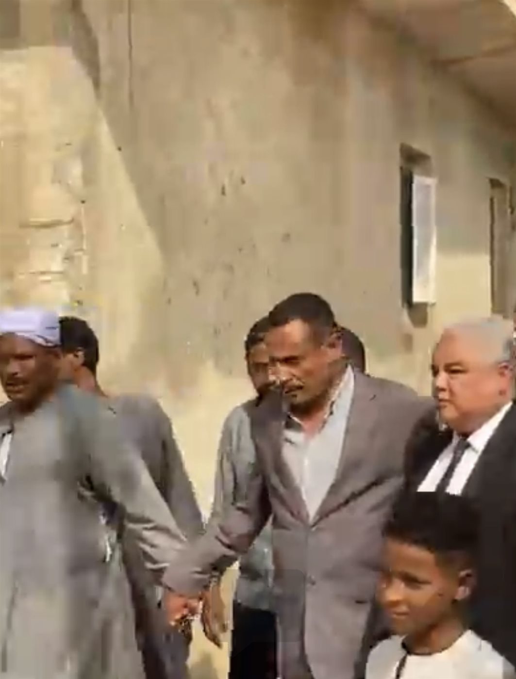 وكيل وزارة التربية والتعليم بالأقصر يتقدم المشيعين