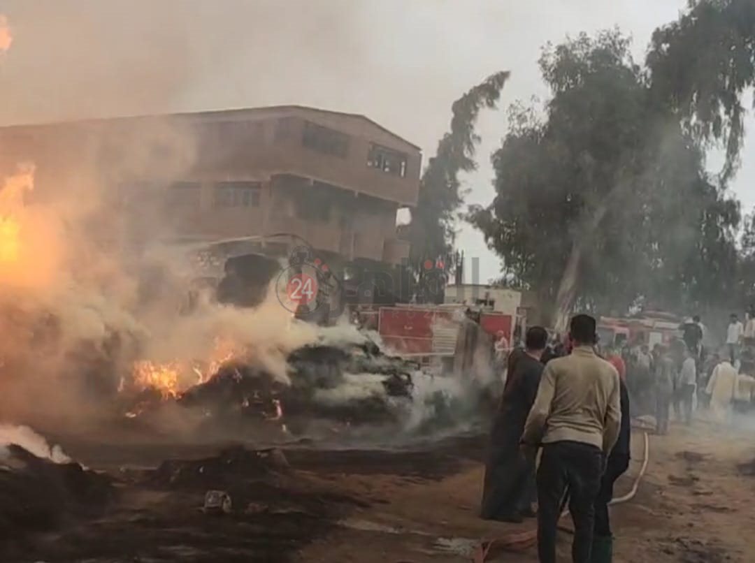 حريق هائل يلتهم شونة كتان بقرية كفر ششتا في زفتى بالغربية.. والحماية المدنية تكثف جهودها لإخماده