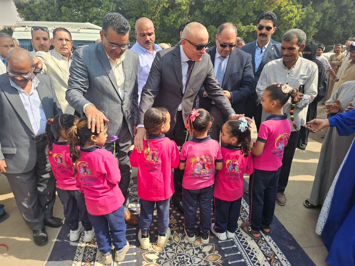 محافظ الأقصر يفتتح سوق اليوم الواحد بالشغل بإسنا