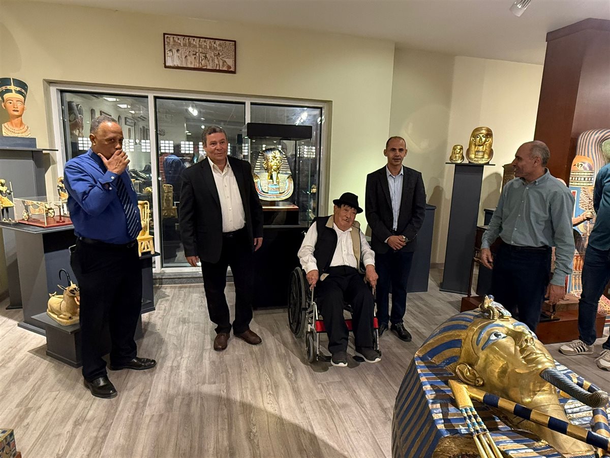 عالم الآثار الياباني يوشيمورا 