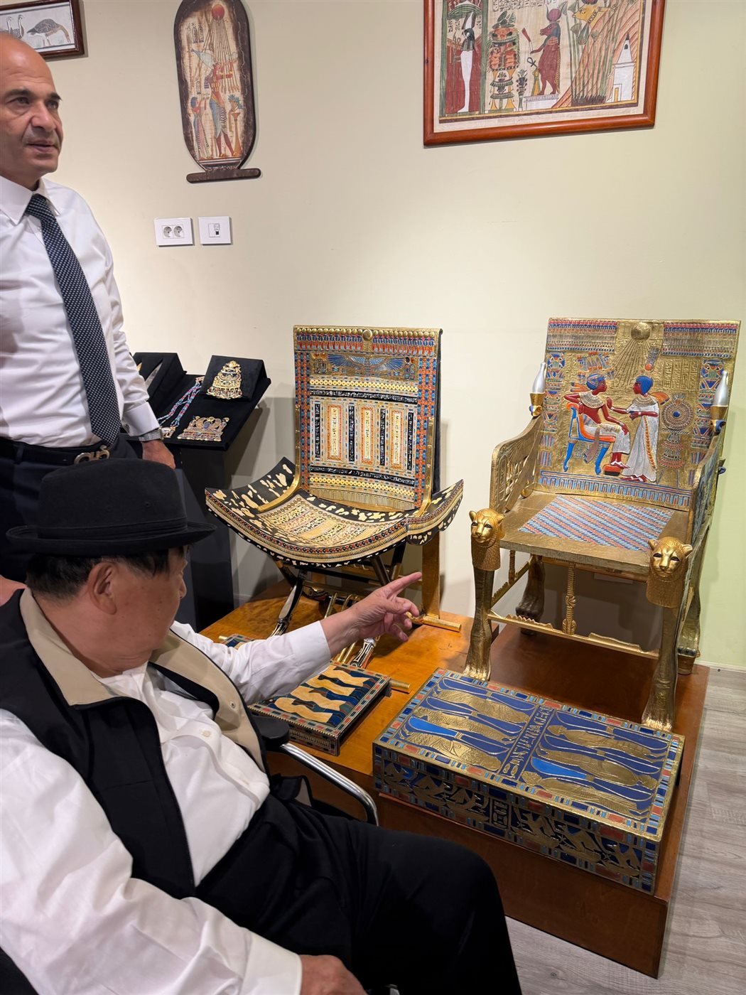 عالم الآثار الياباني يوشيمورا 