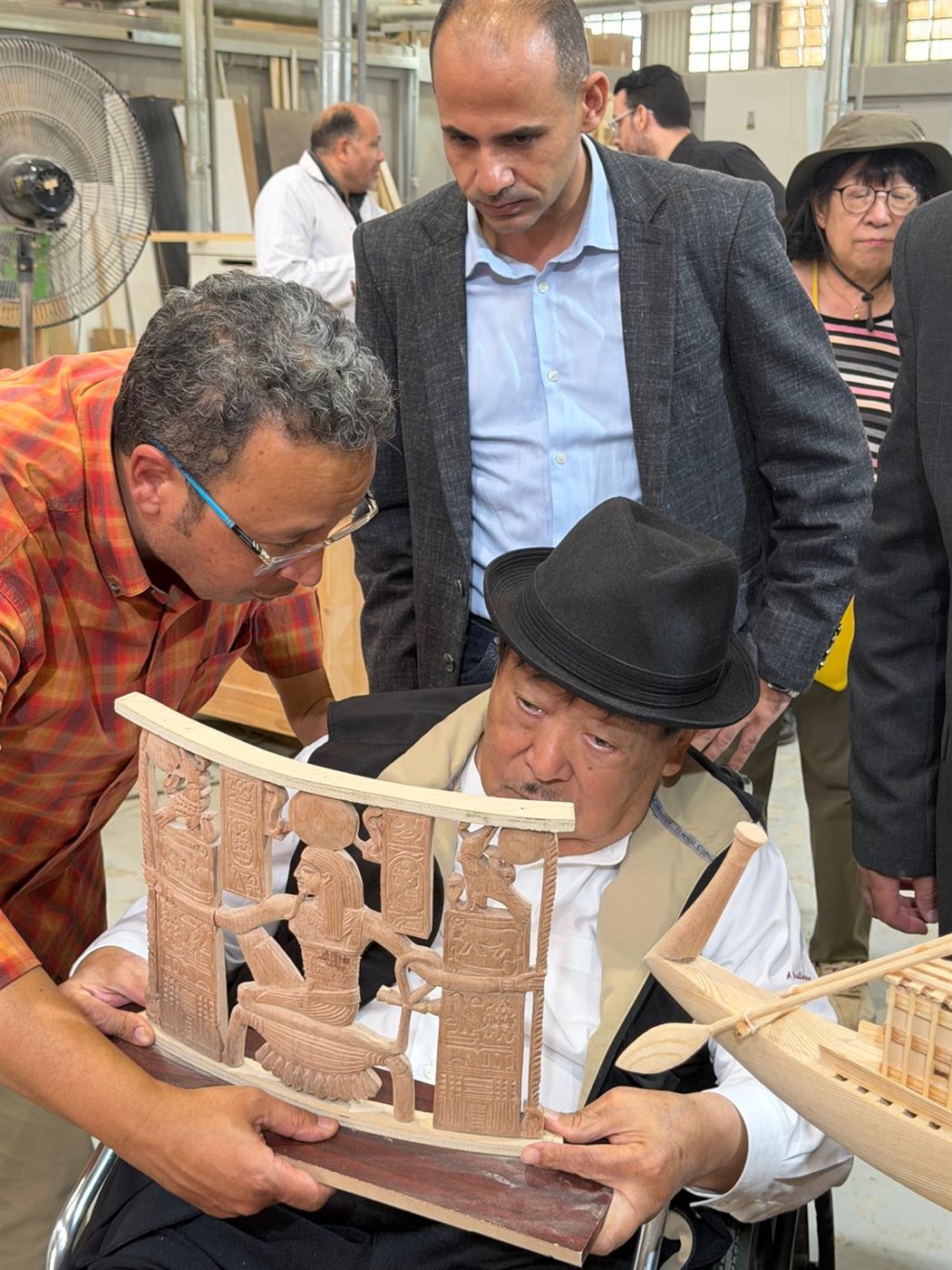 عالم الآثار الياباني يوشيمورا 