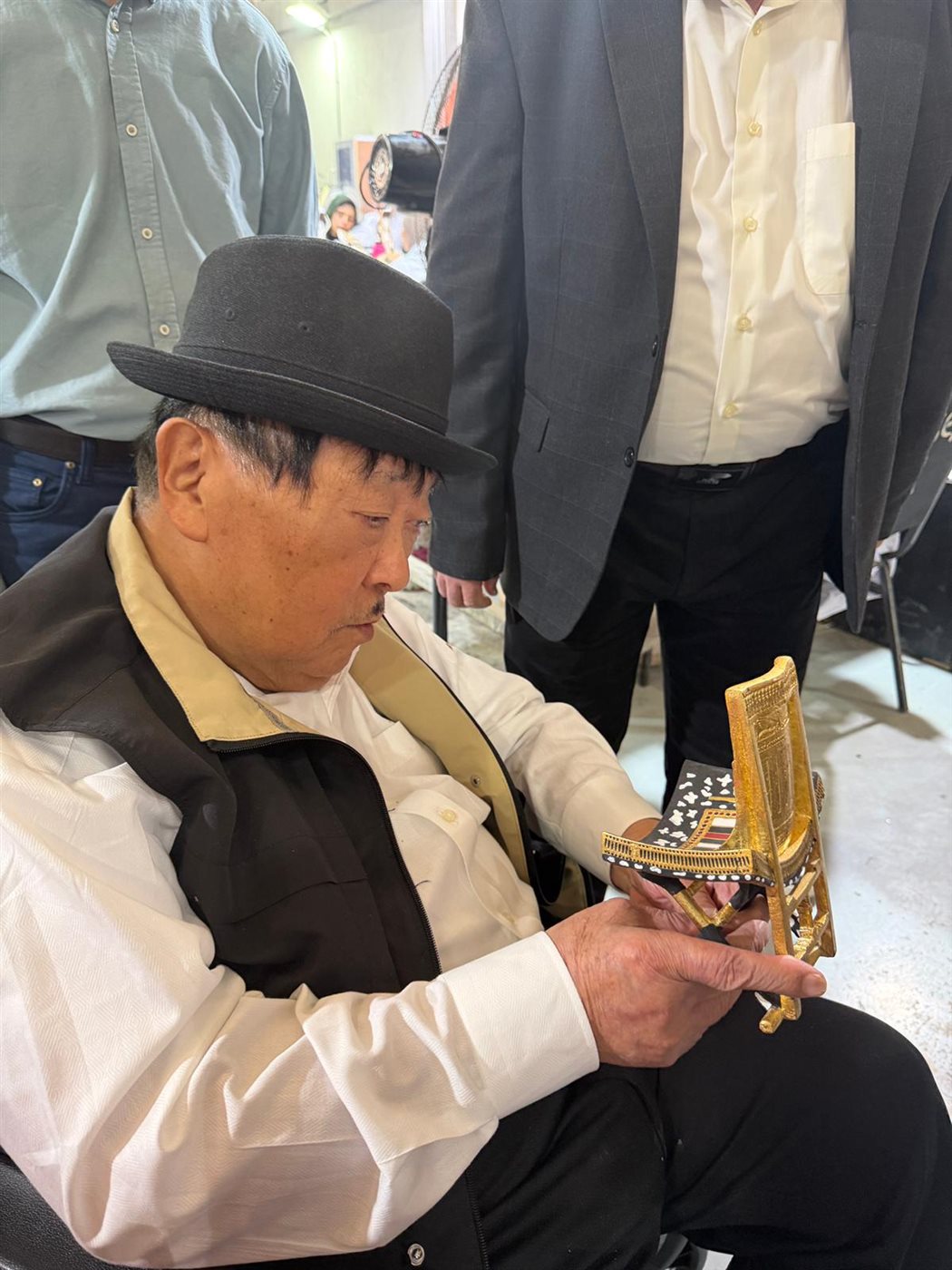 عالم الآثار الياباني يوشيمورا 