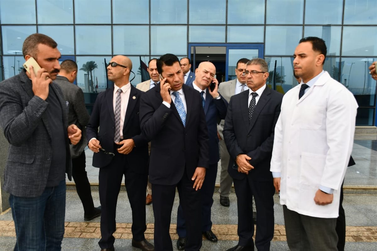 وزير الرياضة يطمئن على الحالة الصحية لمصابي حادث انقلاب ميني باص بطريق العاصمة الإدارية