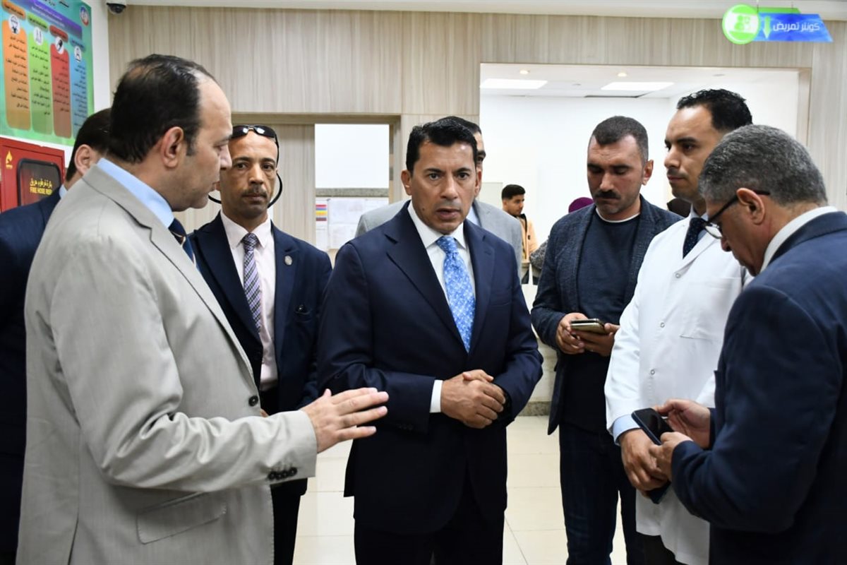 وزير الرياضة يطمئن على الحالة الصحية لمصابي حادث انقلاب ميني باص بطريق العاصمة الإدارية