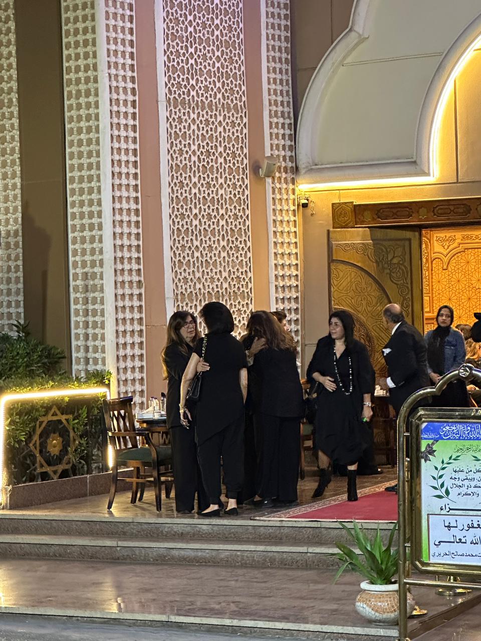 ميريت عمر الحريري في عزاء عمتها بمسجد الشرطة في الشيخ زايد