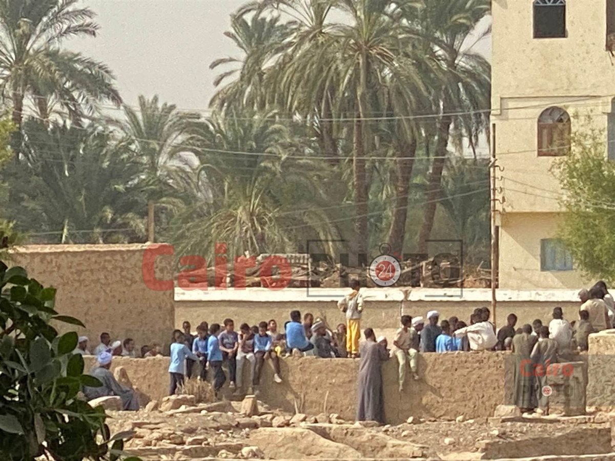 طلاب يودعون مدير مدرستهم أثناء دفنة بالزي المدرسي