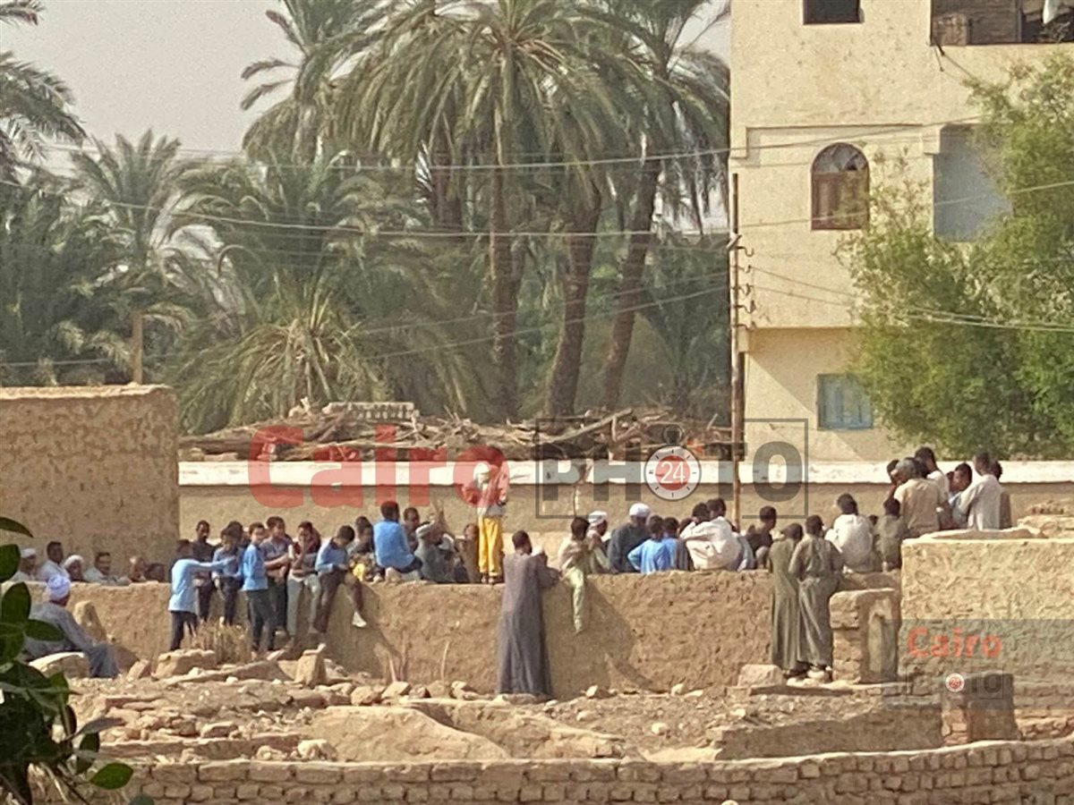 طلاب يودعون مدير مدرستهم أثناء دفنة بالزي المدرسي