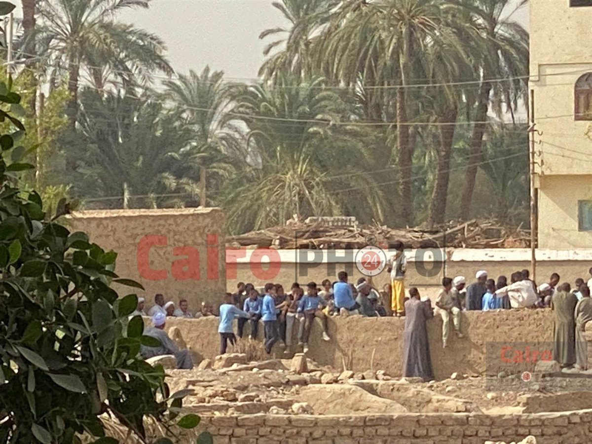 طلاب يودعون مدير مدرستهم أثناء دفنة بالزي المدرسي