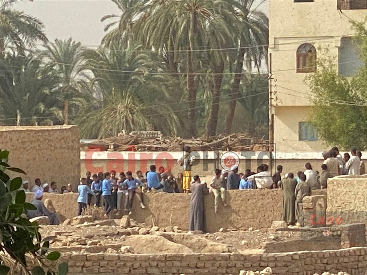 طلاب يودعون مدير مدرستهم أثناء دفنة بالزي المدرسي