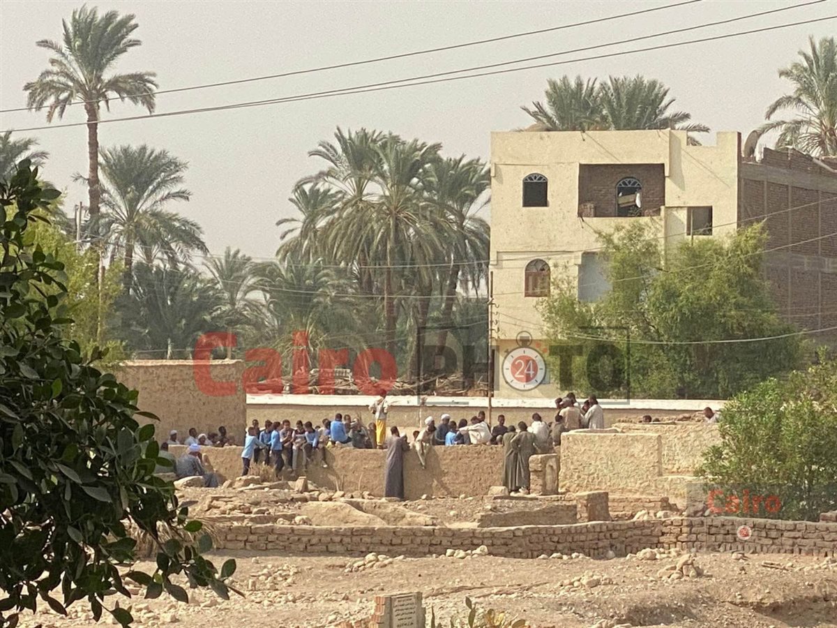 طلاب يودعون مدير مدرستهم أثناء دفنة بالزي المدرسي