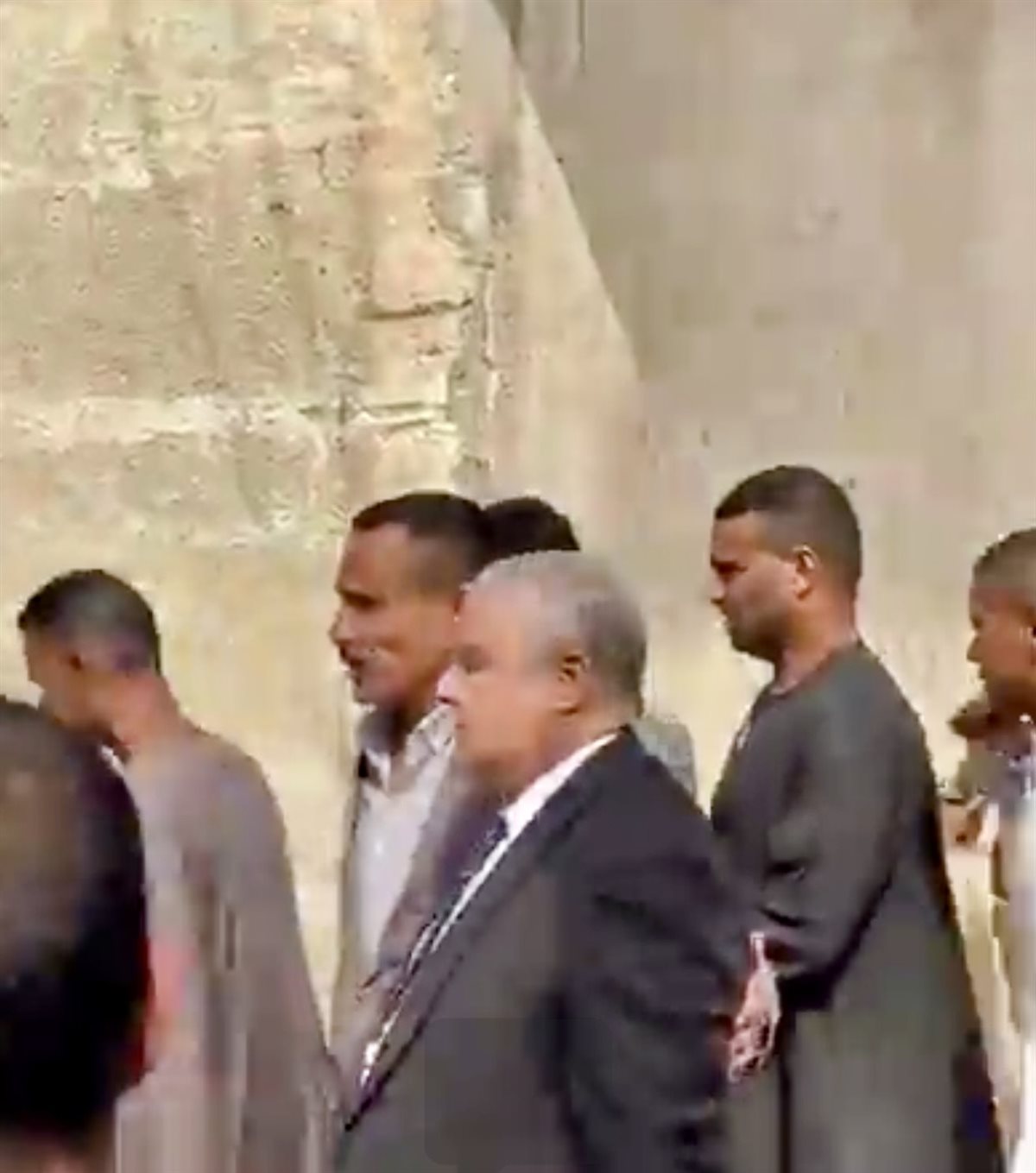 وكيل وزارة التعليم بالأقصر يتقدم المشيعين