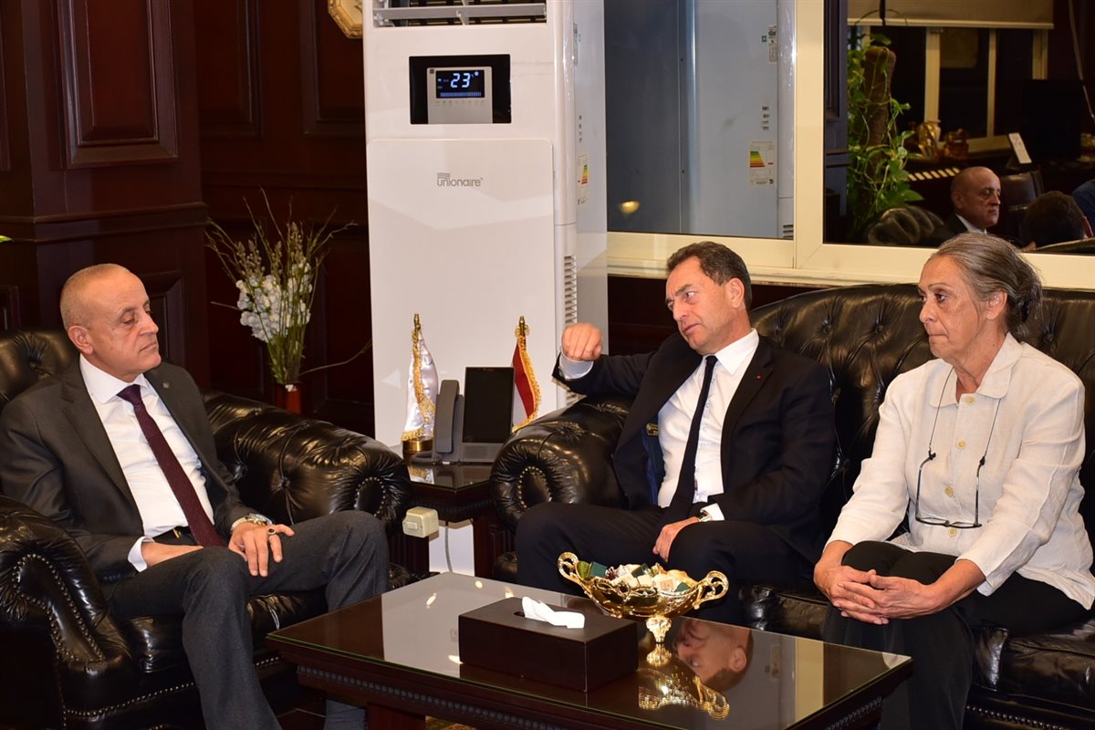 محافظ الأقصر يستقبل السفير الفرنسي 