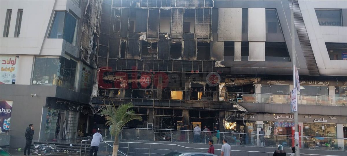 جهات التحقيق تنتقل لموقع حريق هائل داخل مول شهير بمدينة العبور لمعاينته