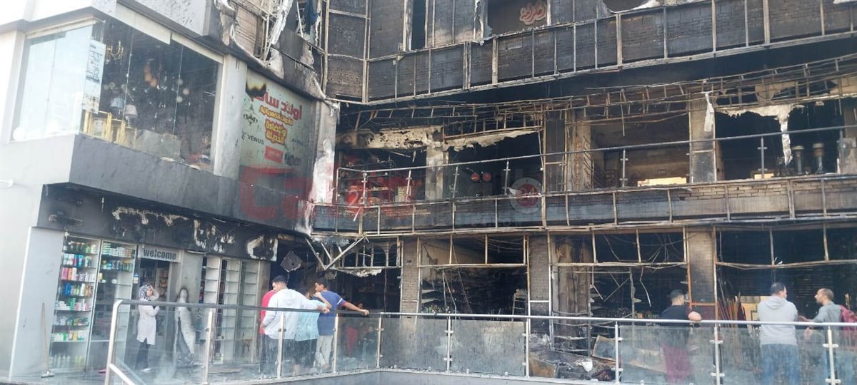 جهات التحقيق تنتقل لموقع حريق هائل داخل مول شهير بمدينة العبور لمعاينته