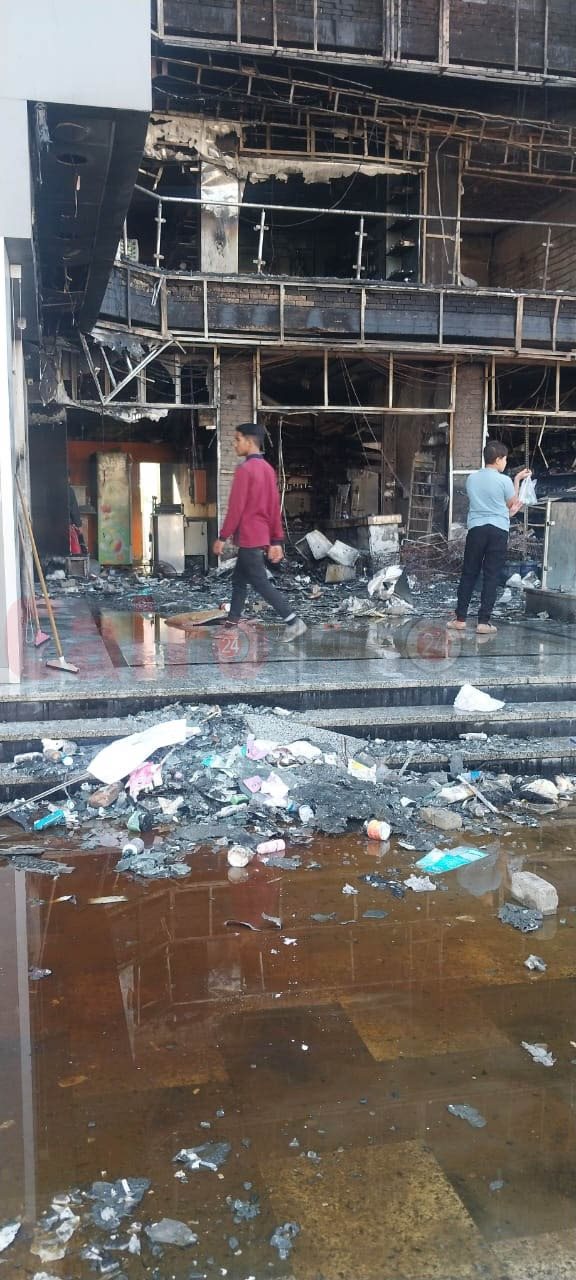 جهات التحقيق تنتقل لموقع حريق هائل داخل مول شهير بمدينة العبور لمعاينته