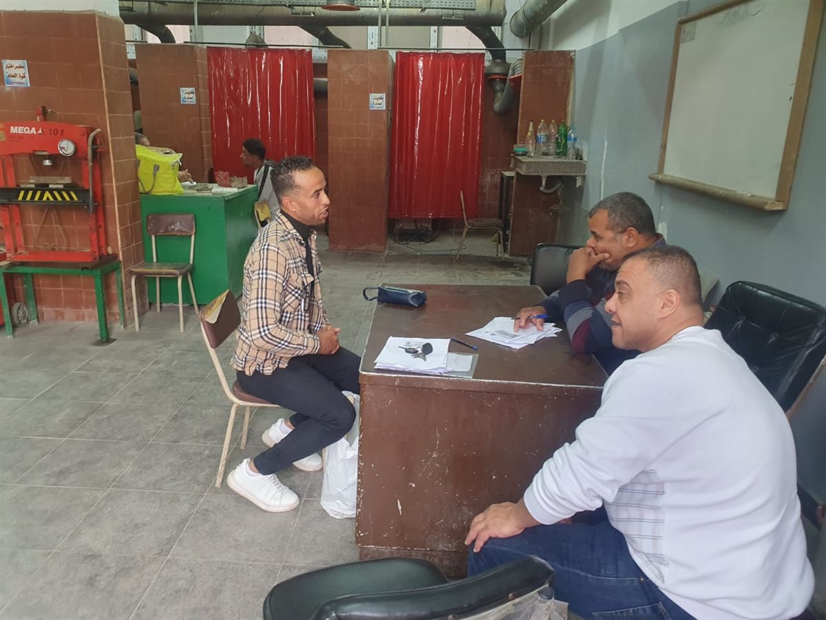 العمل تواصل اختبارات المتقدمين للعمل في مهنة نجار مسلح بدولة البوسنة والهرسك