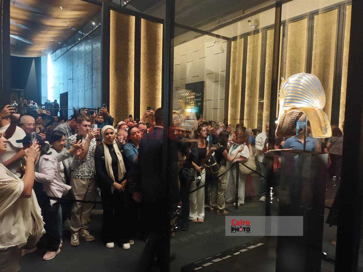 إقبال حاشد من الزائرين على المتحف المصري الكبير