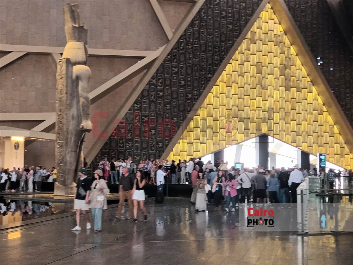 إقبال حاشد من الزائرين على المتحف المصري الكبير