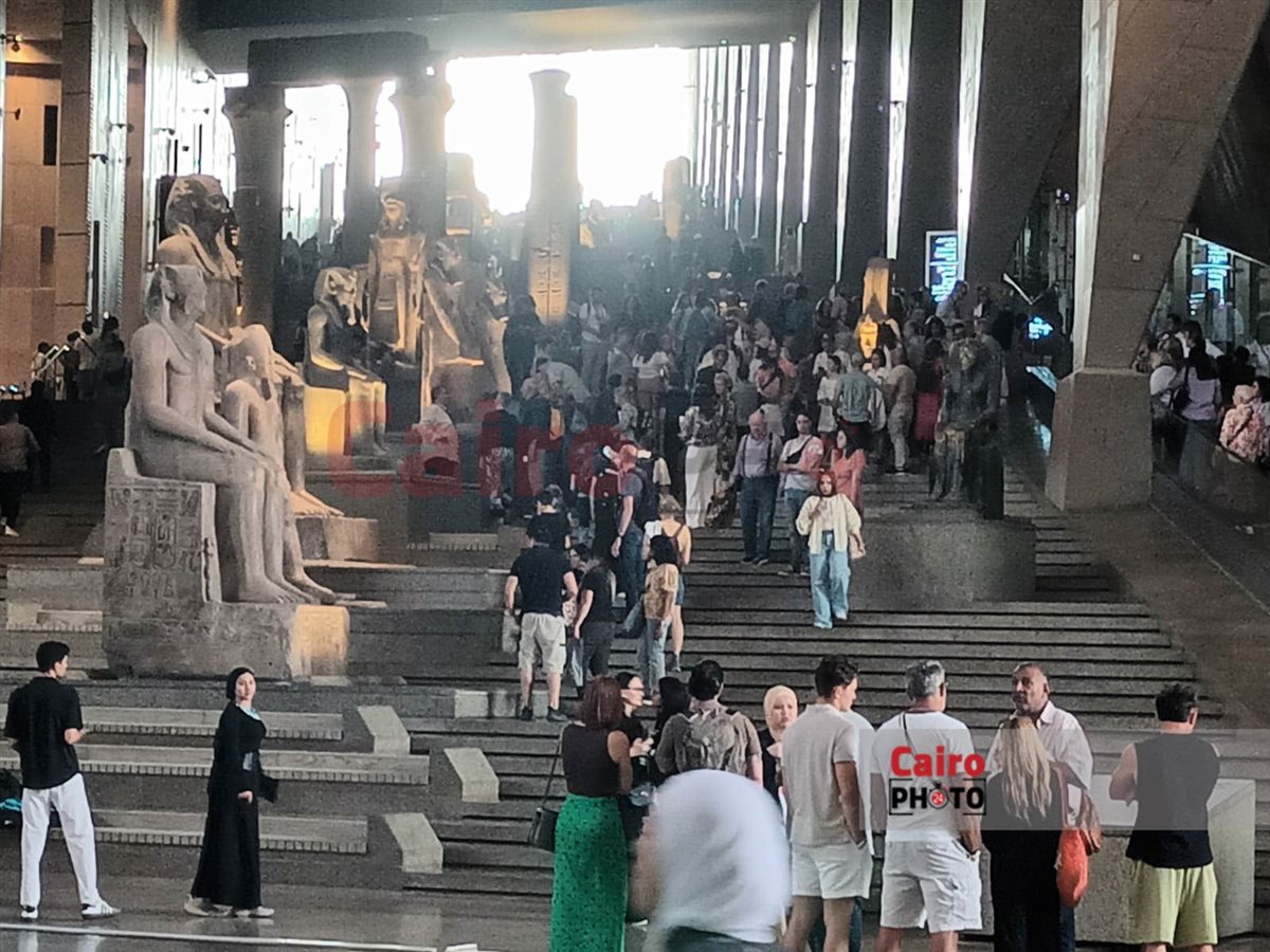إقبال حاشد من الزائرين على المتحف المصري الكبير